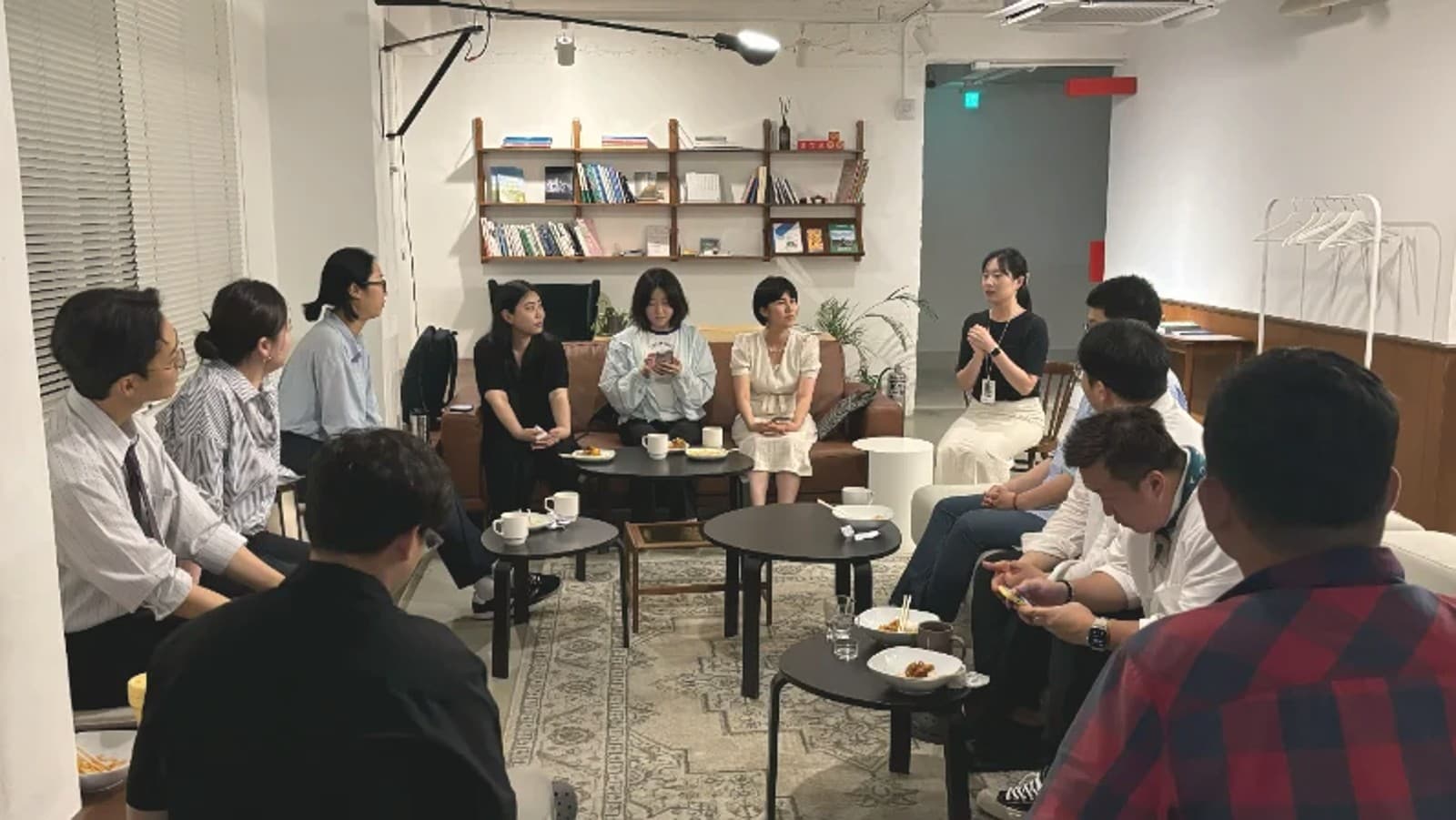 라운지 301 — 회의·미팅·커피가 열리는 공간